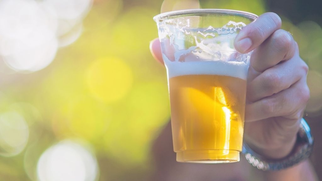 Verre de bière en festival de la Brasserie de l'Arborescence